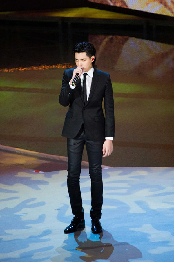 当晚担任表演嘉宾的吴亦凡,是全亚洲首位穿上celine男装的明星,完美